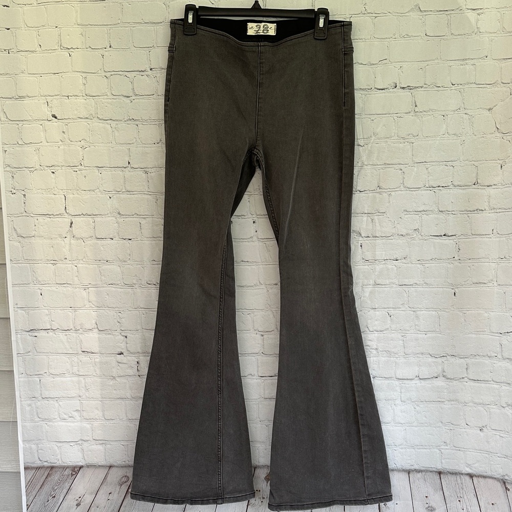 Free People We The Free Pull-on Flared Gray Jeans with Slight Fade size 28